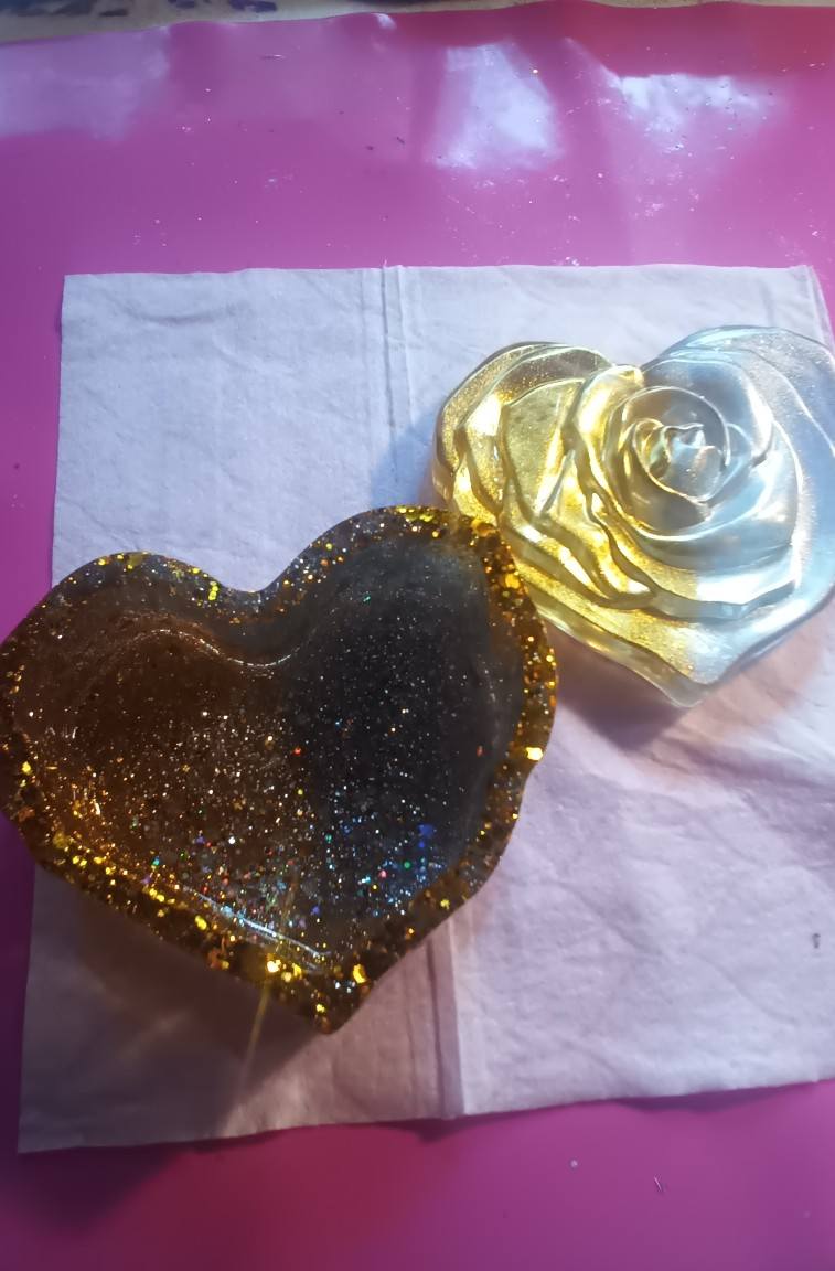 heart shape trinket storage box w/rose lid